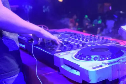 Ile bierze DJ? Poznaj ceny i ukryte koszty wynajmu artysty