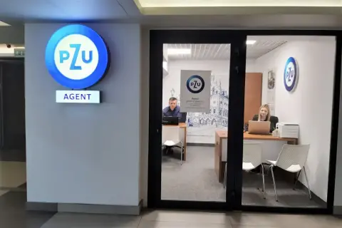 Biuro agenta PZU w Rzeszowie z pracownikami za ladą.