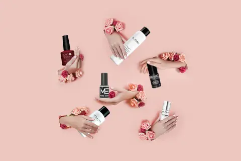 Mani curate con cura mostrano prodotti per **semipermanente unghie**, circondate da rose.