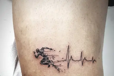 Tatuaż dla biegacza: sylwetka biegacza w ruchu, przechodząca w linię EKG.