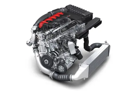 Motor Audi RS con tecnología TFSI, que significa Turbo Fuel Stratified Injection. Potencia y eficiencia en un diseño compacto.