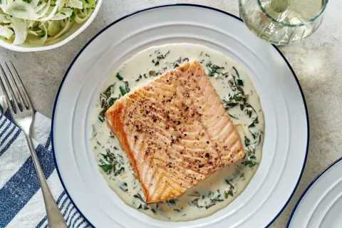 Un délicieux saumon à l'oseille, nappé d'une sauce crémeuse et servi avec une salade croquante.