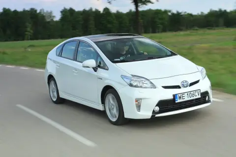 Bateria w hybrydzie Toyoty: Ile wytrzyma? Gwarancja do 10 lat!