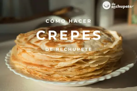 Una pila de crepes dorados y finos, listos para disfrutar. Aprende qué es crepe y cómo hacerlos deliciosos.