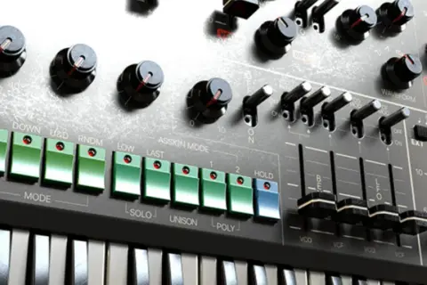 Nahaufnahme eines Synthesizers mit vielen Knöpfen und Schaltern, bereit für neue Synthesizer-News.