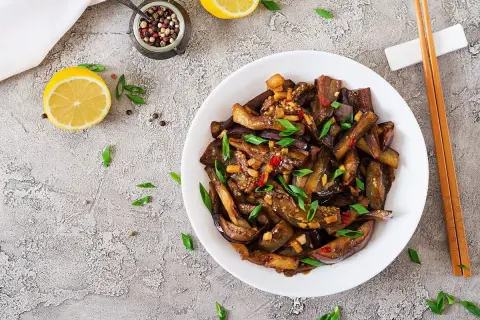 Melanzane in agrodolce, la ricetta della nonna, un piatto saporito e colorato, pronto per essere gustato.