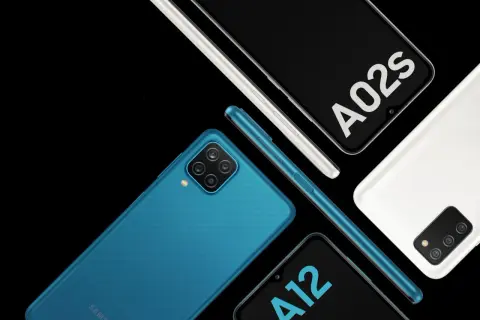 Samsung A02s dane techniczne: niebieski, biały i srebrny smartfon Samsung A02s oraz A12 na czarnym tle.