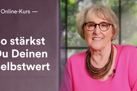 Eine ältere Frau mit Brille und pinkfarbenem Oberteil lächelt. Der Text "So stärkst Du Deinen Selbstwert" und "Online-Kurs" sind zu sehen. Geduldig sein ist der Schlüssel.
