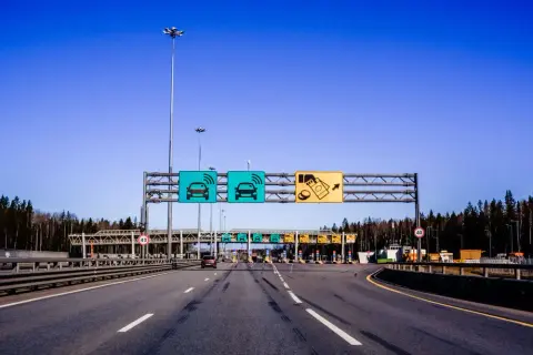Jak jechać płatną autostradą w Polsce bez zbędnych opłat i kolejek