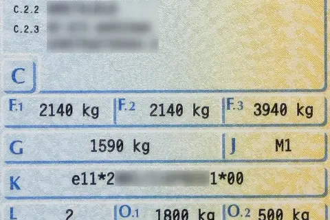 Dokument pojazdu: F.1 2140 kg, F.2 2140 kg, F.3 3940 kg. To pokazuje dodatkową masę w samochodzie.