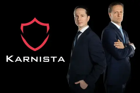 Dwaj mężczyźni w garniturach obok logo "KARNISTA" na czarnym tle.