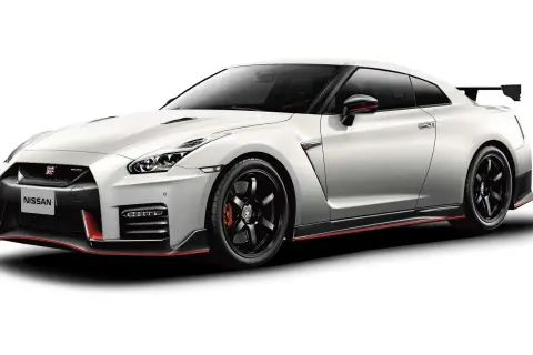 Biały Nissan GT-R Nismo z czerwonymi akcentami, sportowym spojlerem i czarnymi felgami.