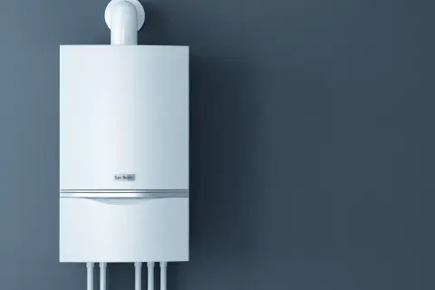 Nowoczesny, biały piec gazowy wiszący na ciemnoszarej ścianie. Idealny do domu 150m2.
