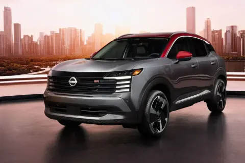 Nowy Nissan Kicks w szarym kolorze z czerwonym dachem i lusterkami, gotowy na miejskie przygody.