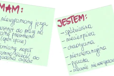 Dwie karteczki z wypisanymi ręcznie wadami: "MAM" i "JESTEM".