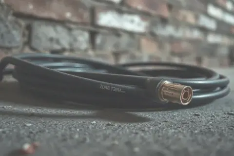 Uszkodzony kabel antenowy? Rozpoznaj objawy i zdiagnozuj problem!