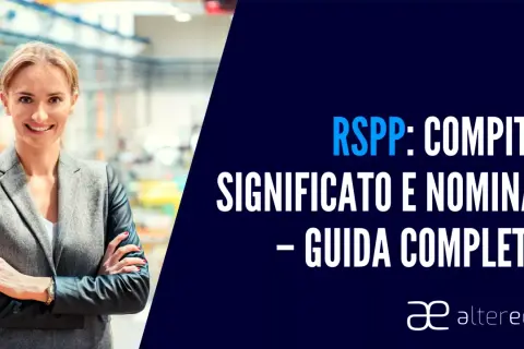Donna sorridente in giacca, con testo su RSPP: compiti, significato e nomina - guida completa. L'incarico RSPP spiegato.