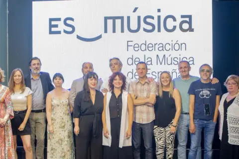Grupo de profesionales de la música en España, aprendiendo como ser manager en la industria.