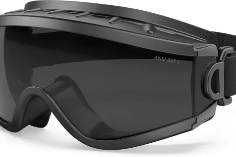 Gafas de protección airsoft negras, con lente ahumada y banda ajustable. Ideales para proteger tus ojos en cualquier partida.