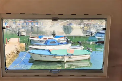 Jakie okna do kampera wybrać, aby zwiększyć komfort podróży?