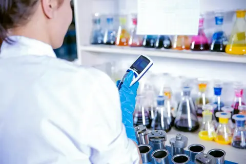 W laboratorium, gdzie chemia między mną a kolegą z pracy kwitnie, pracujemy nad nowymi formułami. Kolorowe płyny w kolbach i precyzyjne pomiary to nasza codzienność.