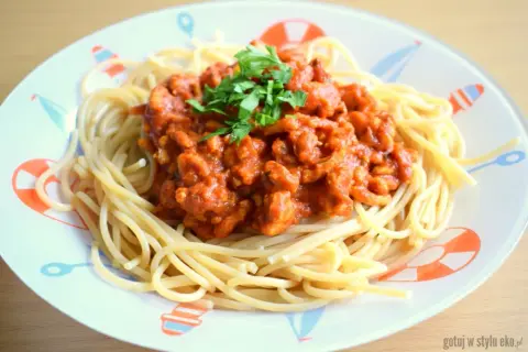 Spaghetti z warzywami: 3 przepisy, idealny sos i porady Adama