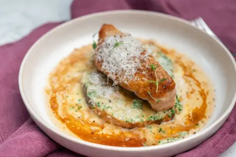 En saftig kycklingfilé med parmesan och örter, serverad i en krämig sås. Ett perfekt middagstips för vardagen.