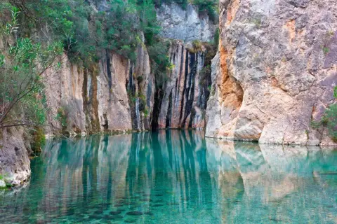 Aguas cristalinas invitan a refrescarse en estas zonas de baño del Pirineo Aragonés, rodeadas de imponentes paredes rocosas.
