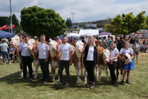 Menschen präsentieren stolz ihre Rinder auf dem Pferdemarkt Beerfelden.