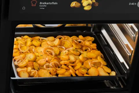 Bratkartoffeln mit Zwiebeln garen im Ofen. So funktioniert ein Ofen: Ober-/Unterhitze für knusprige Kartoffeln.