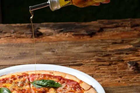 Oliwa do pizzy - jak poprawia smak i aromat Twojego dania
