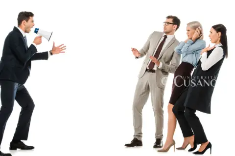 Uomo con megafono urla a tre persone spaventate. Impara a farsi rispettare da un uomo con assertività.