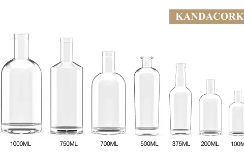 Rząd pustych butelek o różnej pojemności, od 1000 ml do 100 ml. Idealne na wódkę, nawet tę w wersji "małpka".