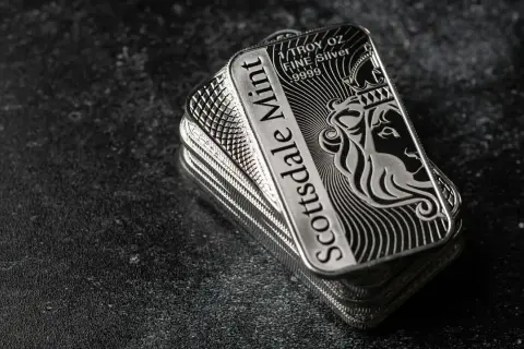 Stosik sztabek Scottsdale Mint, każda z wizerunkiem lwa i napisem "1 uncja srebra".