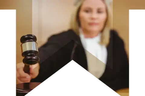 Sędzia z młotkiem w dłoni, symbol sprawiedliwości i ochrony skarb państwa.