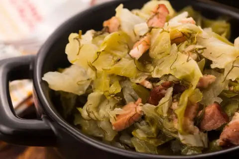 Un plat réconfortant de chou blanc cuisiné avec des lardons, prêt à être dégusté. Une recette simple et savoureuse.