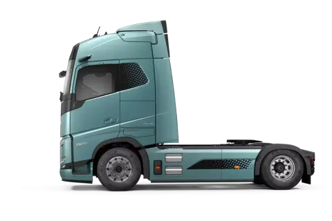 Un camion Volvo électrique bleu sarcelle, profil latéral, sur fond noir.