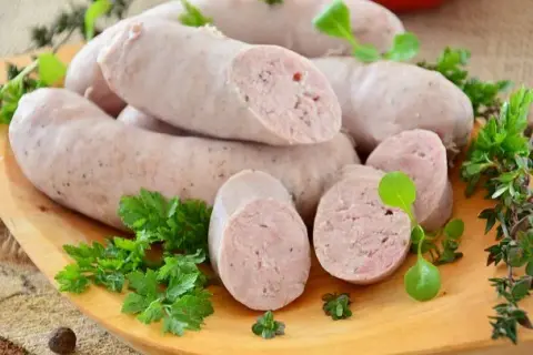 Jak przyrządzić kiełbasę białą parzoną, by była idealna i soczysta