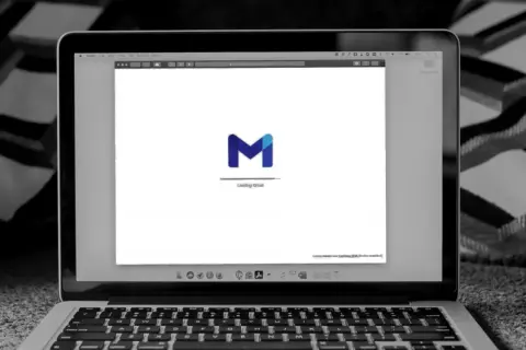 Laptop z otwartym Gmailem, gotowy do nauki, jak napisać maila po angielsku.