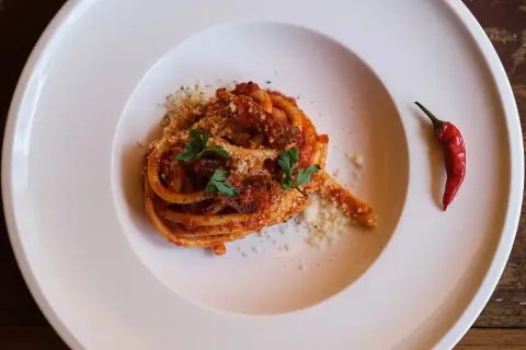 Makaron spaghetti z dziurką: Odkryj sekrety bucatini i przepisy