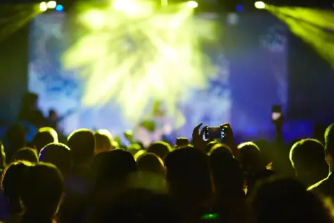 Gdzie bezpiecznie kupić bilety na koncert, aby uniknąć oszustw?