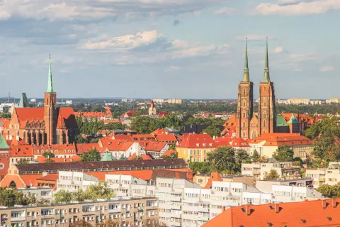 Panorama Wrocławia z dwoma wieżami katedry i kościołem św. Krzyża. Idealne miejsce, by zobaczyć, co we Wrocławiu warto zobaczyć w 1 dzień.