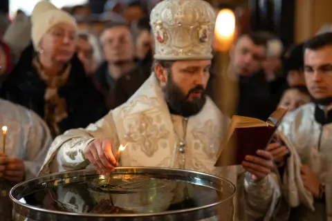 Święcenie wody w kościele – kiedy i dlaczego jest to ważne?
