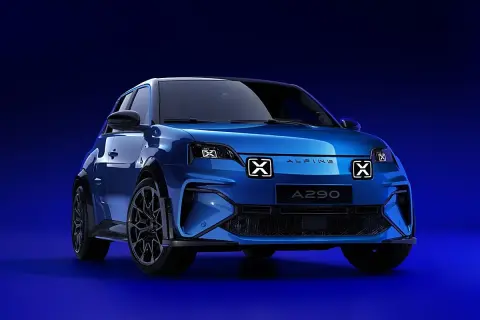 El Alpine A290 GTS, un deportivo eléctrico azul brillante, se presenta con luces X distintivas y un diseño futurista sobre un fondo azul intenso.