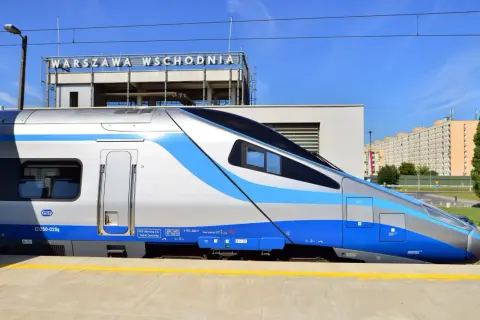 Pendolino nad morze cennik: nowoczesny pociąg PKP Intercity na stacji Warszawa Wschodnia.