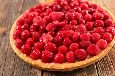 Une délicieuse tarte à la framboise facile, garnie de fruits rouges frais et brillants sur une pâte dorée. Parfait pour un dessert gourmand.