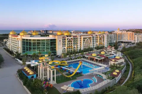 Luksusowy Xafira Deluxe Resort & Spa z basenami, zjeżdżalniami i złotymi kopułami, nad morzem.