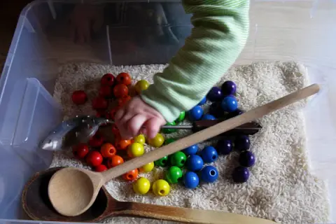 Pudełko Sensoryczne DIY: Jak Stworzyć i Bawić Się z Dzieckiem