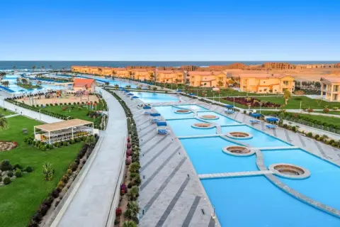 Widok na kompleks basenów i budynków mieszkalnych w Pickalbatros Marsa Alam.