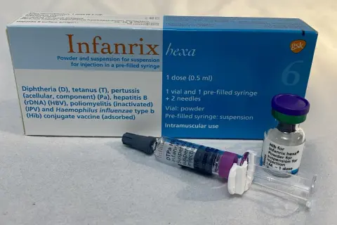DTP szczepionka Infanrix hexa, chroniąca przed 6 chorobami, w opakowaniu z fiolką i strzykawką.